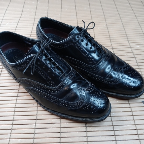 Florsheim men's black leather wingtip Oxford shoe. Sz 9.5 EEE. Great condition. - Picture 2 of 11